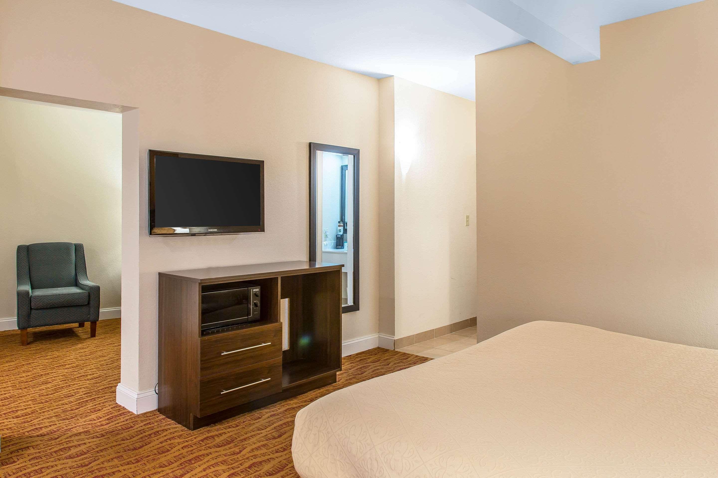 Quality Inn & Suites Middletown - Newport エクステリア 写真